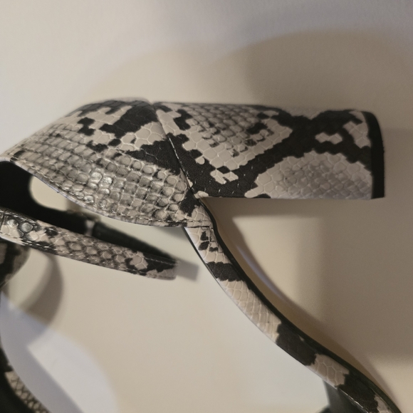 MADDEN GIRL Snake Skin Animal Print Block Heel Open Toe Sandals Size 9M - Picture 10 of 15